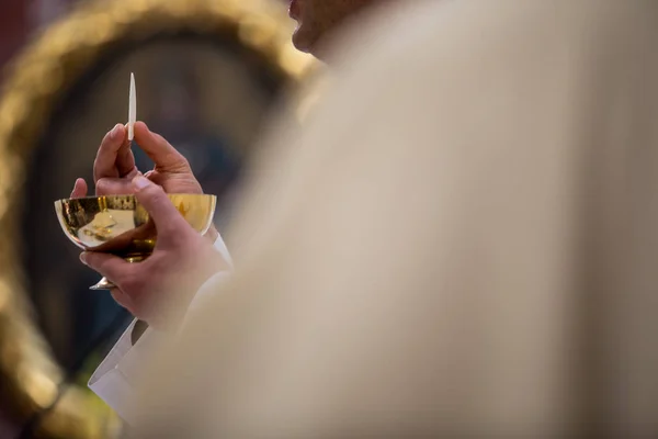 Priester Tijdens Een Huwelijksceremonie Huwelijksmis Oppervlakkige Dof — Stockfoto
