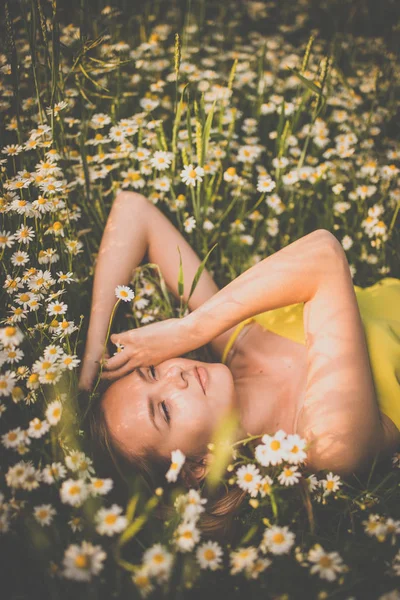 Retrato Mulher Jovem Com Pele Limpa Radiante Deitada Meio Flores — Fotografia de Stock