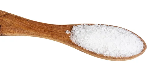木制食盐勺 带有颗粒石盐 与白色背景隔离 — 图库照片