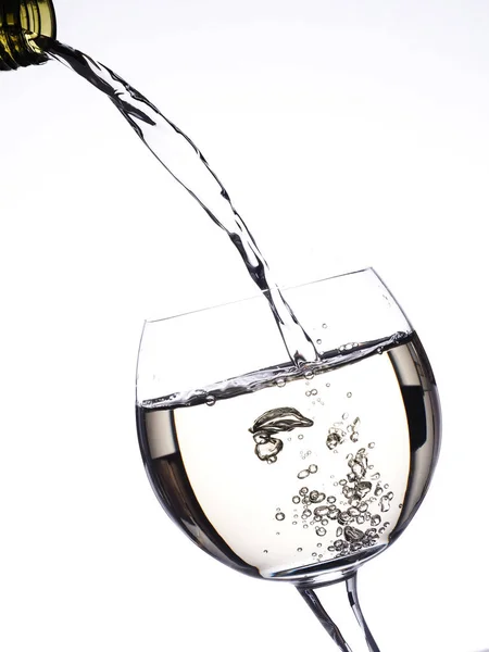 Witte Wijn Gieten Een Glas Een Heldere Achtergrond Hoog Contrast — Stockfoto