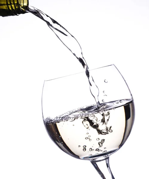 Witte Wijn Gieten Een Glas Een Heldere Achtergrond Hoog Contrast — Stockfoto