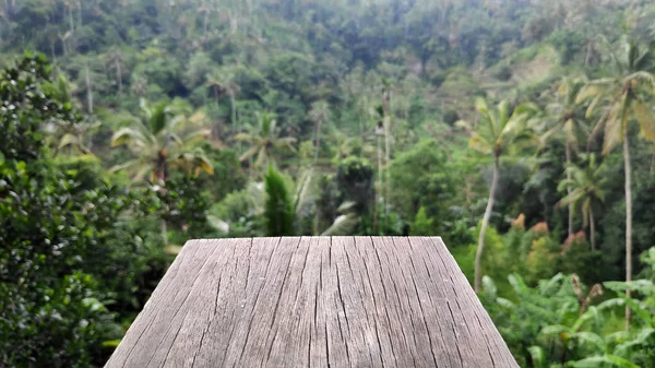 Houten Front Met Balinese Wazig Jungle Achtergrond — Stockfoto