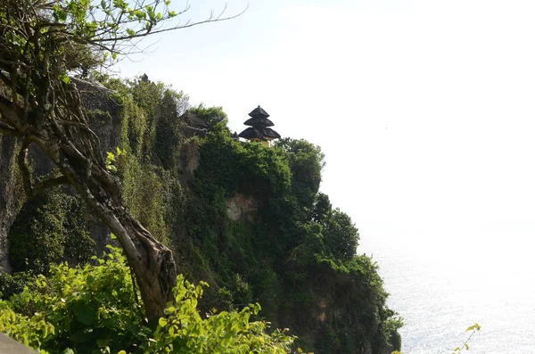 印度尼西亚巴厘岛的Pura Luhur Uluwatu寺庙 悬崖上有蓝天和大海 — 图库照片