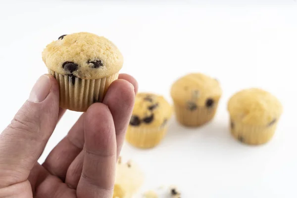 Unas Pequeñas Magdalenas Chocolate Sobre Una Superficie Blanca — Foto de Stock