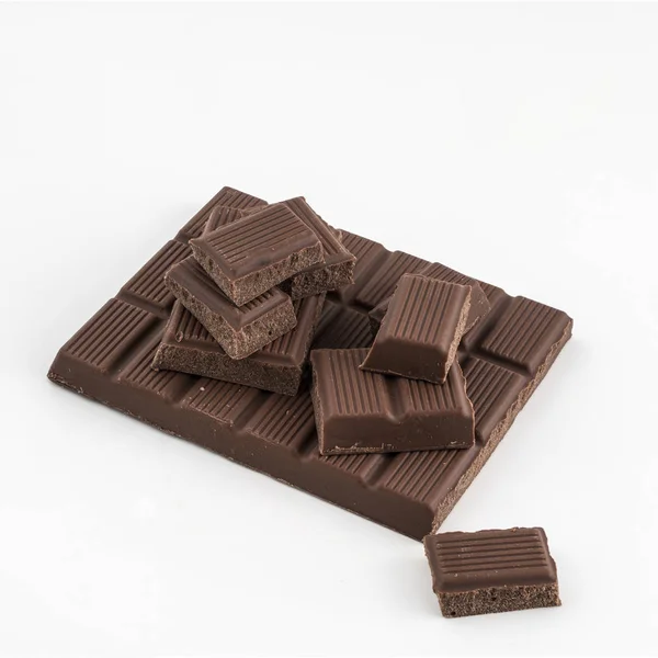 Uma Barra Chocolate Picada Uma Superfície Branca — Fotografia de Stock