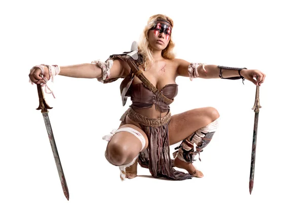 Mulher Antiga Guerreira Gladiadora Posando Com Espadas Isolada Branco — Fotografia de Stock