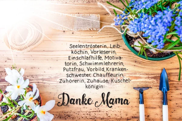 ドイツ書道ダンケ ママ手段ありがとうお母さん グレープ ヒヤシンスとクロッカスのような日当たりの良い春の花 シャベルのようなガーデニング ツール — ストック写真
