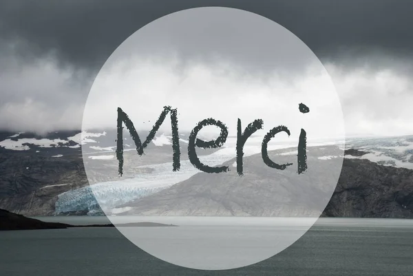 フランスのテキスト Merci 手段ありがとう氷河ノルウェーの湖 暗い曇り空 — ストック写真
