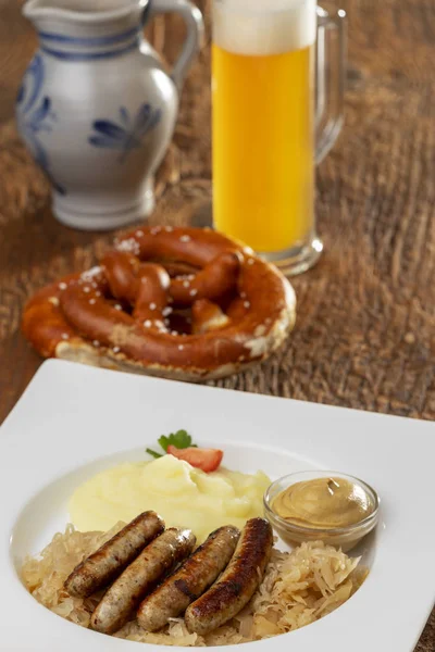 Nürnberger Bratwurst Vom Grill Mit Sauerkraut — Stockfoto