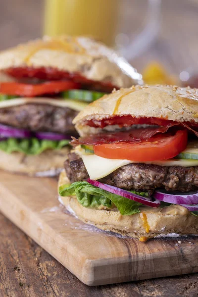 Hausgemachter Burger Auf Dunklem Holz — Stockfoto