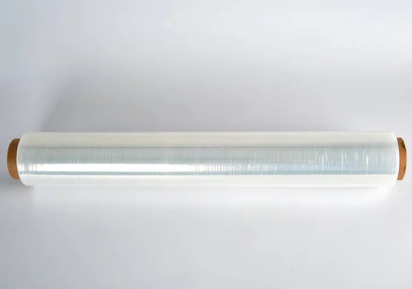 白い背景上に食品包装用透明ポリエチレンのコイル ロール — ストック写真