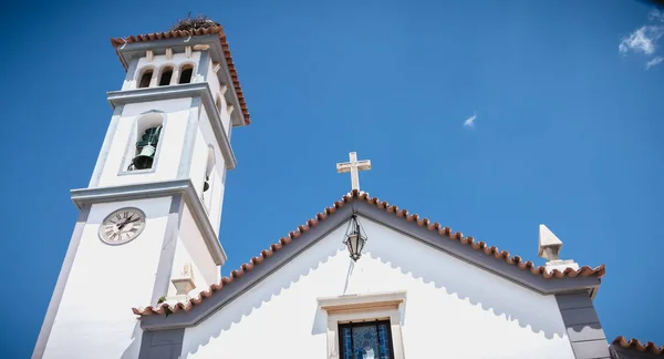 Kis Fehér Templom Jellemző Algarve Portugáliában Tavaszi Fény Alatt — Stock Fotó