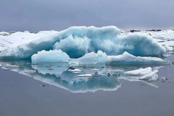 アイスランドのジョクルサロンにある氷河湖 自然のままの水に浮かぶ氷山 — ストック写真