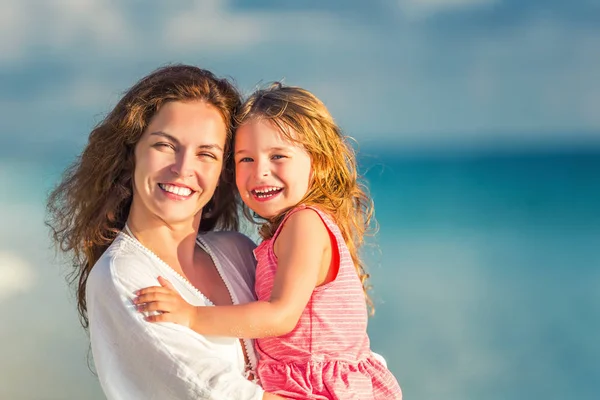 Porträt Einer Glücklichen Mutter Und Ihrer Kleinen Tochter Sonnigen Strand — Stockfoto