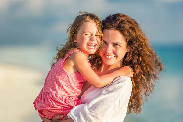 Porträt Einer Glücklichen Mutter Und Ihrer Kleinen Tochter Sonnigen Strand — Stockfoto