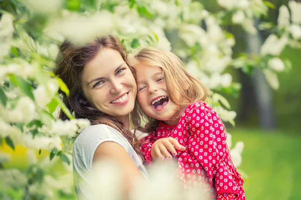 Портрет Щасливої Матері Маленької Дочки Весняному Парку — стокове фото