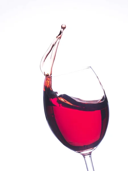 Parlak Bir Arka Planda Kırmızı Şarap Bardağı Sıçradı — Stok fotoğraf