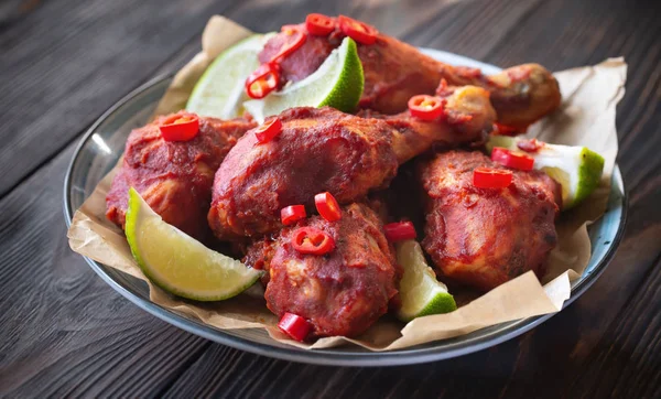 Chicken Drumsticks Barbecue Sauce Garnished Lime Wedges — Stock Photo, Image