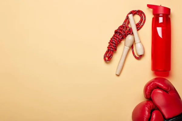 Fitness Bodegón Accesorios Deportivos Con Guantes Boxeo Rojos Saltar Cuerda — Foto de Stock