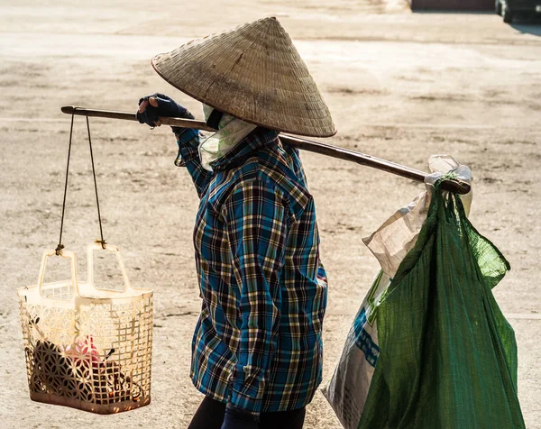 Stock Image Unrecognizable Vietnamese Conical Hat Carries Yoke Her Shoulder — Stock Photo, Image