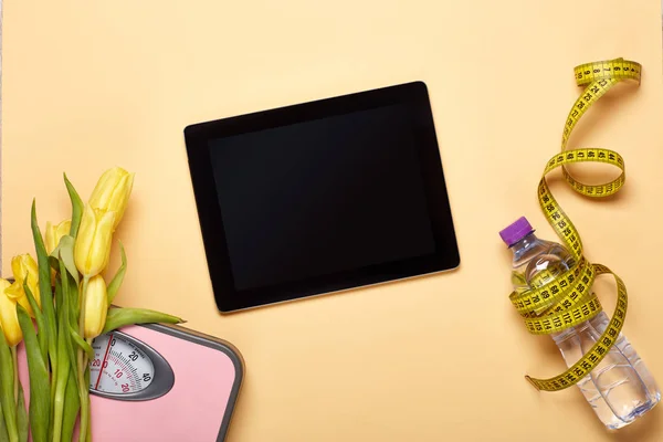 Natura Morta Idoneità Femminile Bilance Tablet Fiori Metro Fondo Giallo — Foto Stock