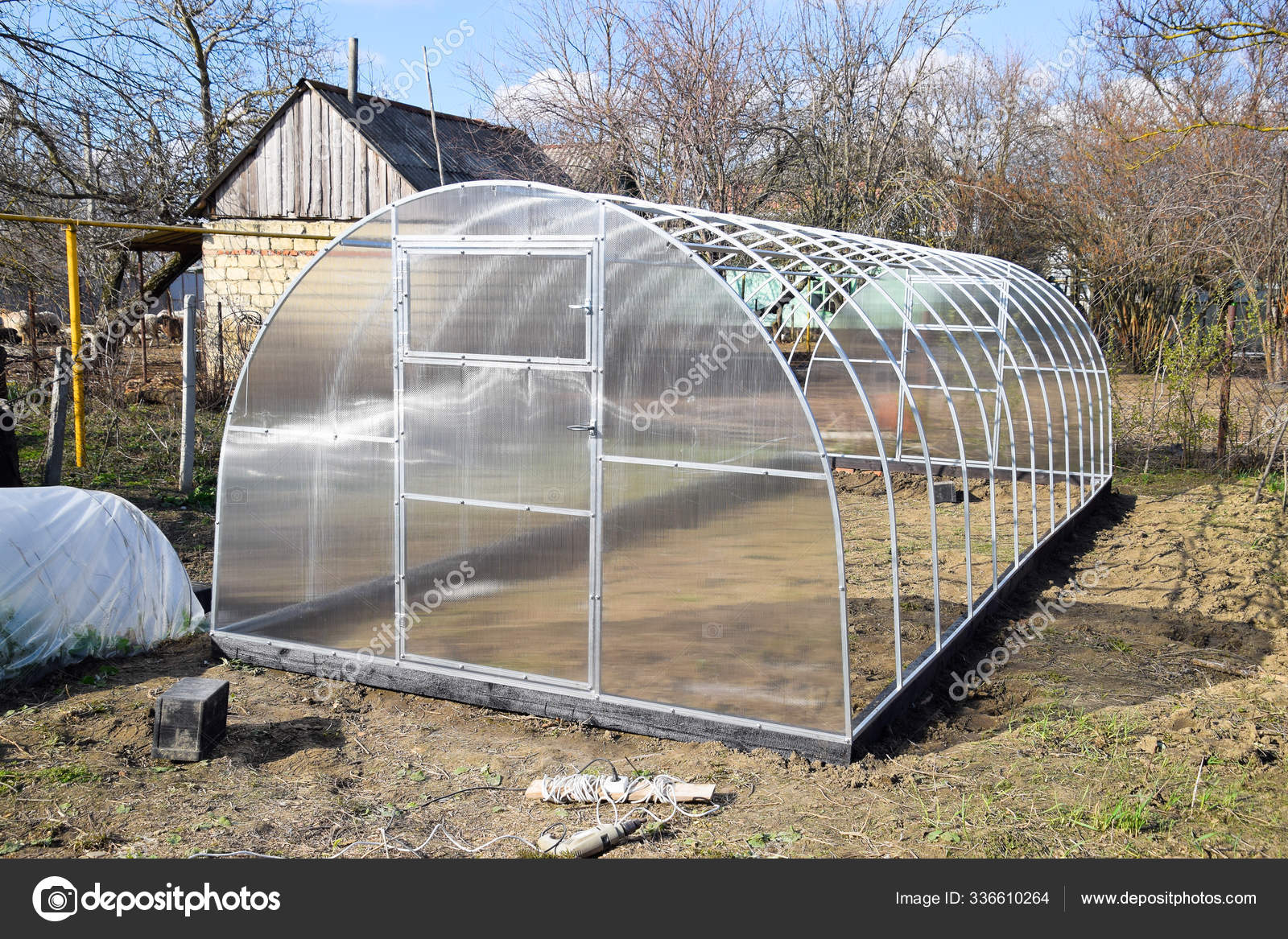 https://st3.depositphotos.com/29384342/33661/i/1600/depositphotos_336610264-stock-photo-installation-polycarbonate-greenhouses-greenhouse-home.jpg