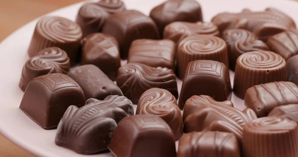 Caramelle Cioccolato Miste Sul Piatto — Foto Stock