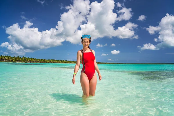 Jovem Mulher Biquíni Máscara Mergulho Praia República Dominicana — Fotografia de Stock