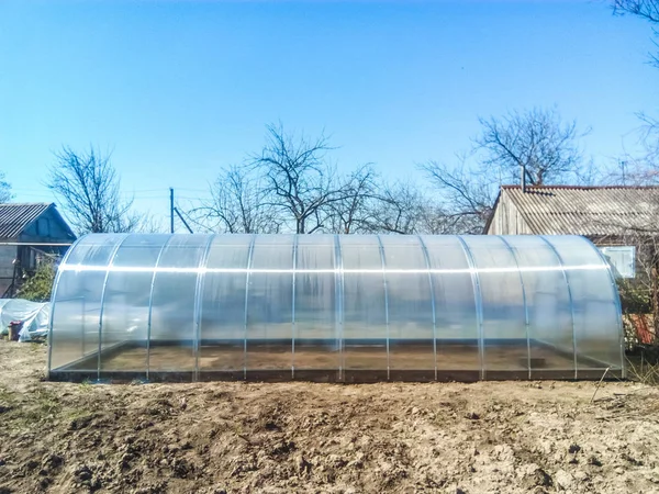 野菜の温室です プレハブの温室の部品から組み立てられたポリカーボネート温室効果 — ストック写真