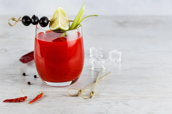 Limonlu Kerevizli Zeytinli Bloody Mary Kokteyli — Stok fotoğraf