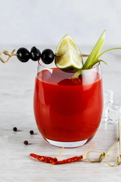 Cocktail Bloody Mary Com Limão Aipo Azeitonas Espeto — Fotografia de Stock