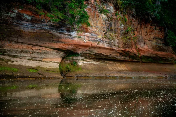 Detailní Záběr Pískovcové Skalní Útvary Poblíž Řeky Gauja Lotyšsku Sedimentární — Stock fotografie