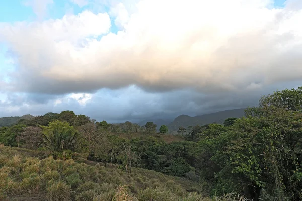 巴拿马波尔图贝洛热带雨林上空的云 — 图库照片