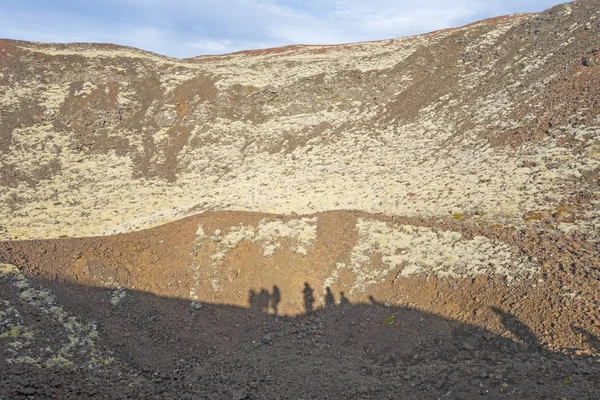 Sombras Excursionista Una Cresta Montaña Cráter Grabrok Islandia —  Fotos de Stock