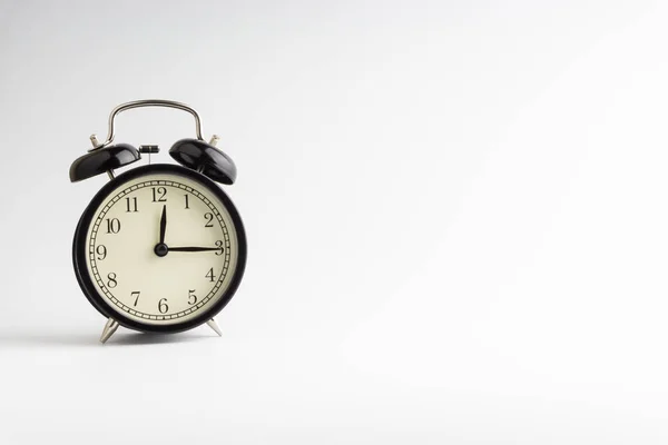 Relógio Alarme Fundo Branco Com Foco Seletivo Fragmento Colheita Espaço — Fotografia de Stock