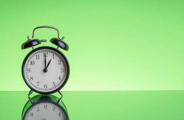 Relógio Alarme Fundo Verde Com Foco Seletivo Fragmento Cultura Espaço — Fotografia de Stock