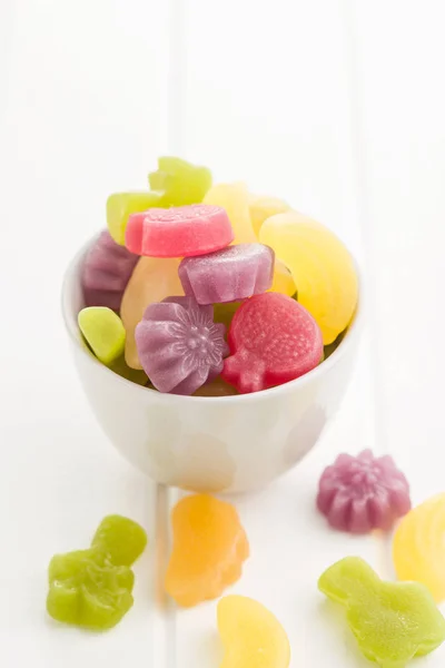 Gelée Fruits Bonbons Dans Bol Sur Une Table Blanche — Photo