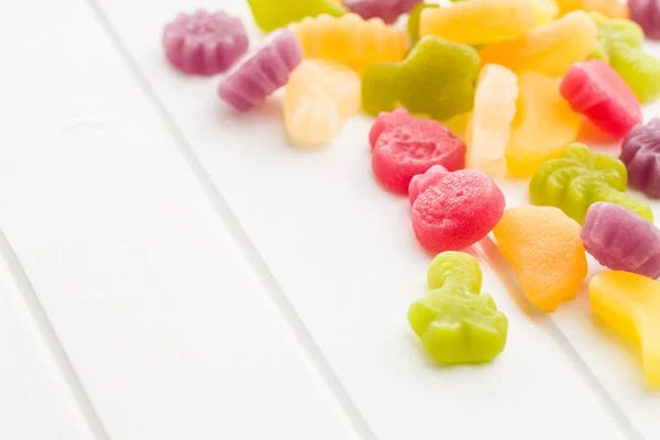 白いテーブルの上のフルーツゼリーキャンディー — ストック写真