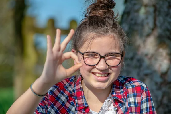 Χαμογελαστή Νεαρή Έφηβη Που Κάνει Σημάδι — Φωτογραφία Αρχείου