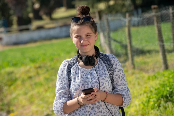 Una Joven Adolescente Esperando Autobús Escolar Usando Teléfono Inteligente — Foto de Stock