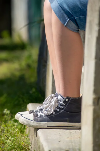 Piernas Zapatos Una Chica Sentada Los Escalones Concretos — Foto de Stock