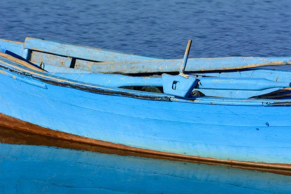 古老的木制渔船 黎明时分在湖面上泛着鲜艳的色彩 明亮的颜色 绿色和黄色 — 图库照片