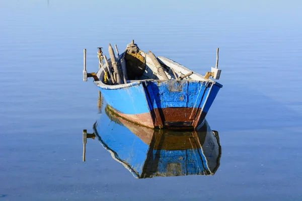 Старые Деревянные Рыбацкие Лодки Яркими Расцветками Берегу Озера Яркие Цвета — стоковое фото
