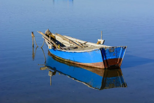 Antiguos Barcos Pesca Madera Con Colores Brillantes Amanecer Lago Colores — Foto de Stock