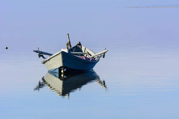 Velhos Barcos Pesca Madeira Com Cores Brilhantes Amanhecer Lago Cores — Fotografia de Stock