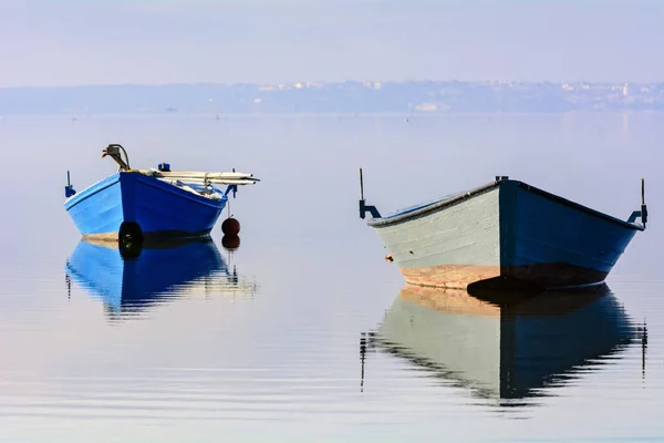 Velhos Barcos Pesca Madeira Com Cores Brilhantes Amanhecer Lago Cores — Fotografia de Stock