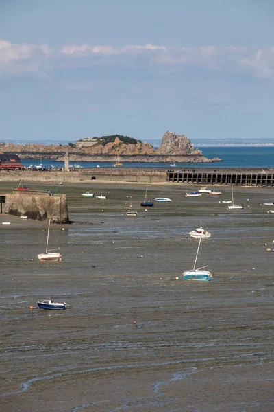 Cancale Ünlü Istiridye Üretim Kasabası Brittany Fransa Sahilde Karada Kayıklar — Stok fotoğraf