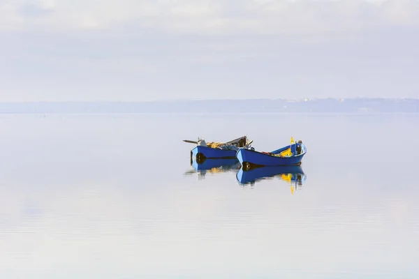 Alte Hölzerne Fischerboote Mit Leuchtenden Farben Morgengrauen Auf Dem See — Stockfoto