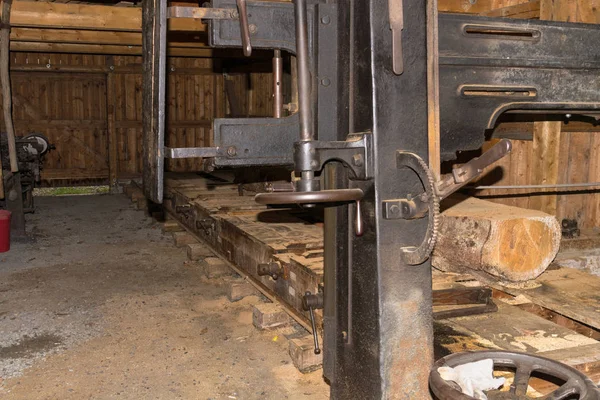 歴史的な製材所での木工 — ストック写真