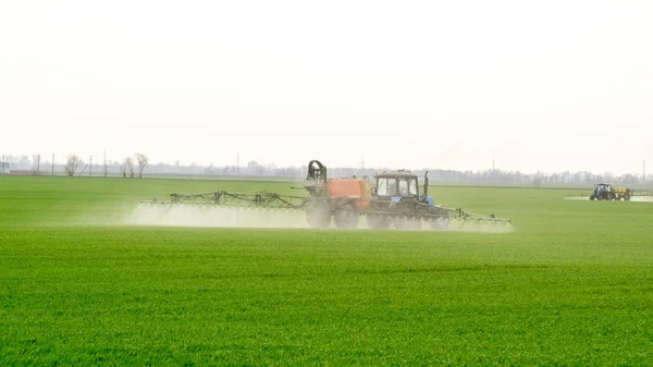 Traktor Mit Hohen Rädern Macht Dünger Auf Jungen Weizen Die — Stockfoto